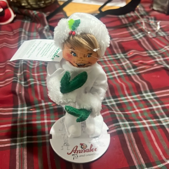 NWT ANNALEE DOLL 9" VERY MERRY WHITE ELF 510420 - Picture 1 of 7